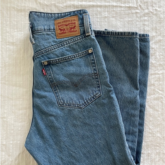 Levi’s | High Waisted Mom Jean size 28 - Picture 3 of 5